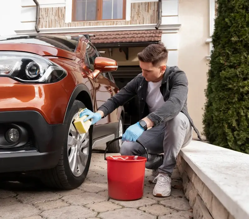 Lavage auto à domicile Châtenay-en-France : professionnel intervenant sur un véhicule